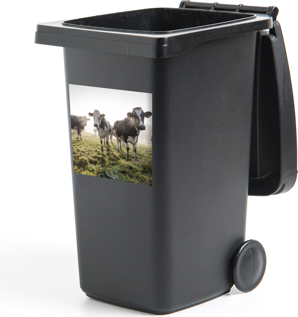 MuchoWow® Mülltonnenaufkleber Kuh - Gras - Nebel 40x40 cm - Abfall-Aufkleber - Container - für Abfallcontainer 187|313181613