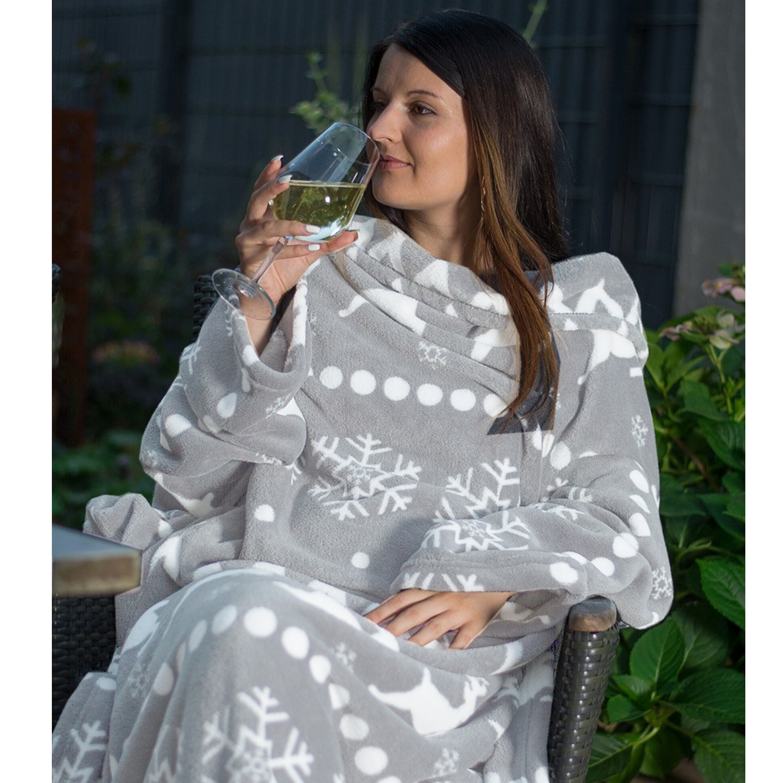 HOMELEVEL Kuscheldecke aus Microfaser mit Ärmeln Ärmeldecke Sofadecke 200cm x 150cm TV Decke Decke mit Armen Grau Norweger Design Wohndecke Decken 55432.25.01