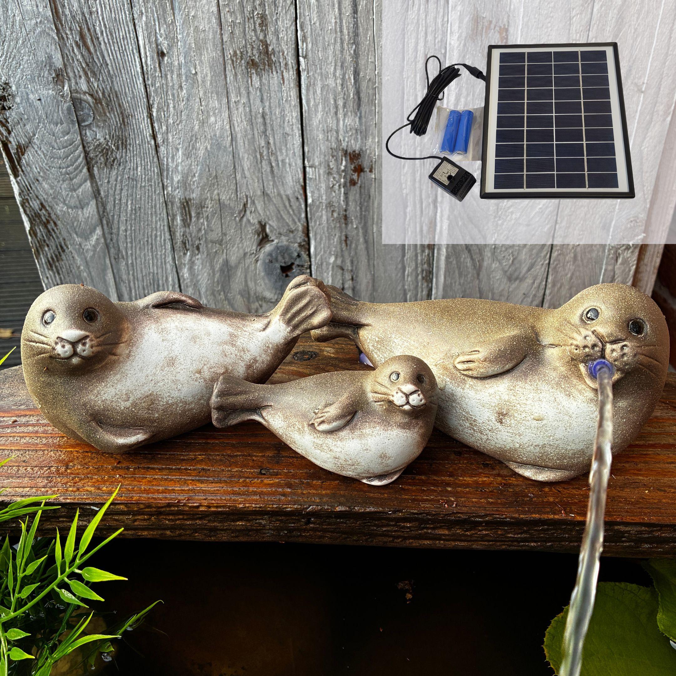 Storm's Gartenzaubereien Solar Wasserspeier Robben Set mit Akku – 3er Set Keramik Robbenfamilie – Solarbrunnen für Teich