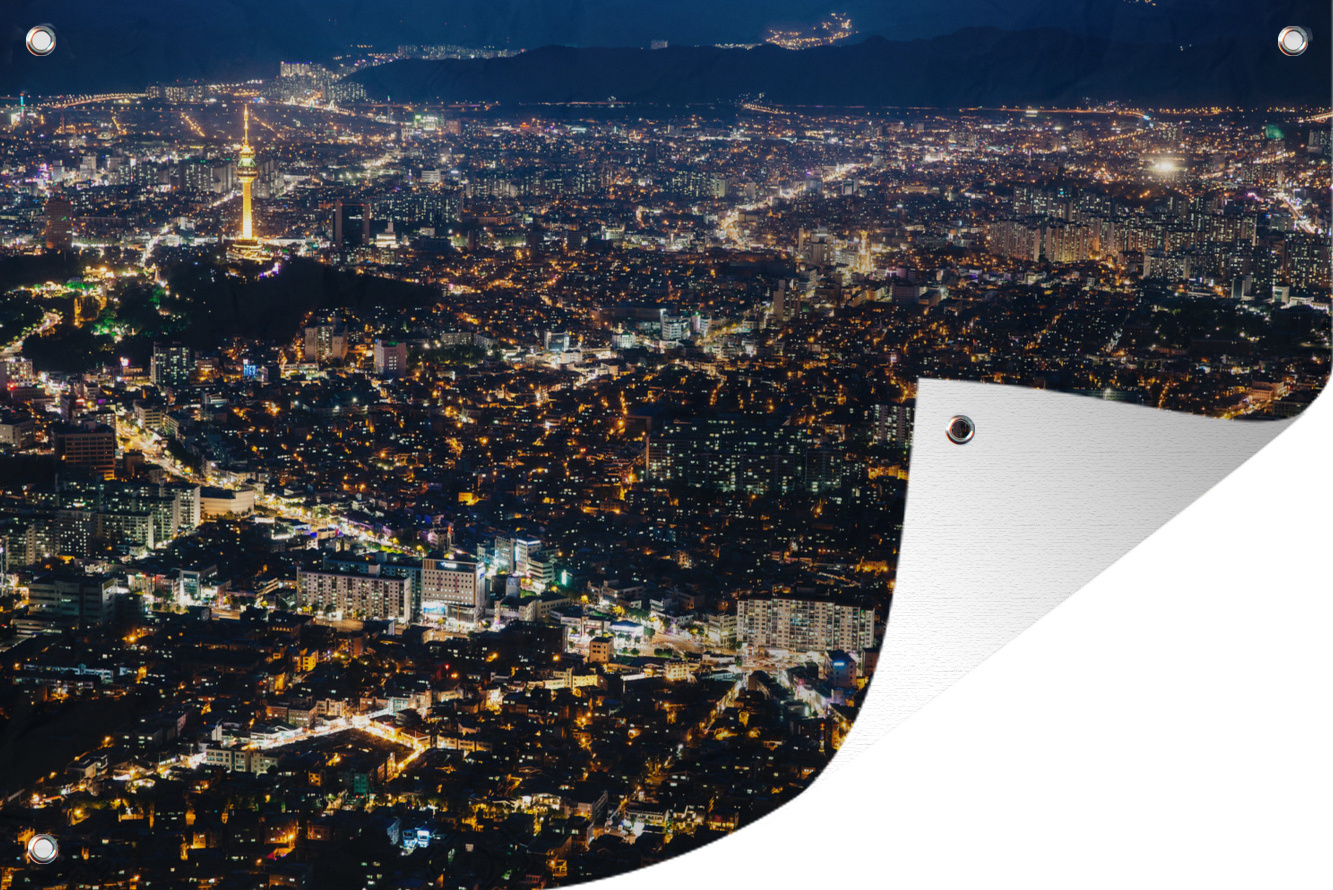 MuchoWow® 60x40 cm Outdoor-Poster Gartendeko Sichtschutz Garten Poster für den Garten Luftaufnahme der südkoreanischen Stadt Daegu bei Nacht 133|1294151