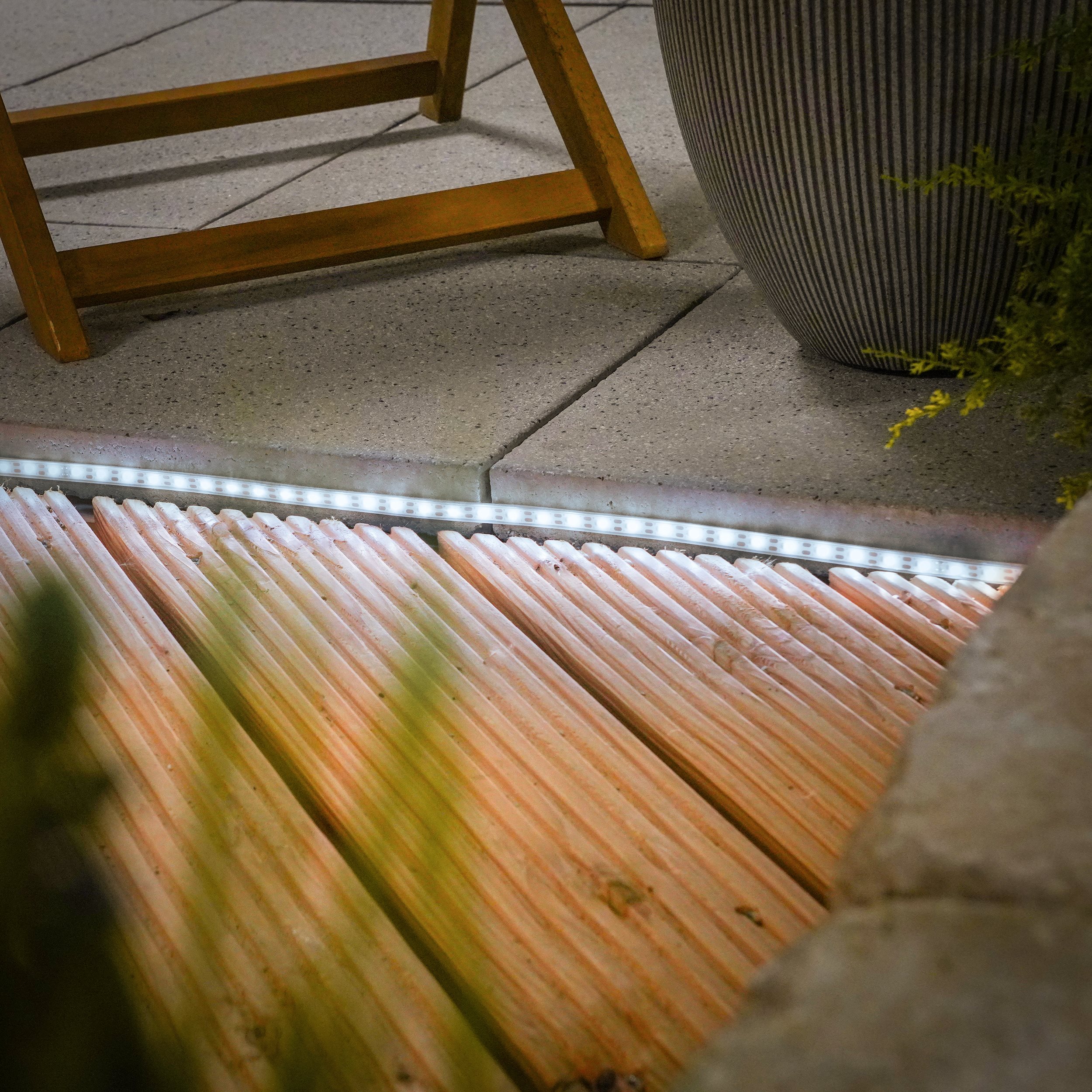 Esotec GmbH esotec Solar LED-Streifen LED-Stripe für außen 5 Meter 300 LEDs kaltweiß 102711