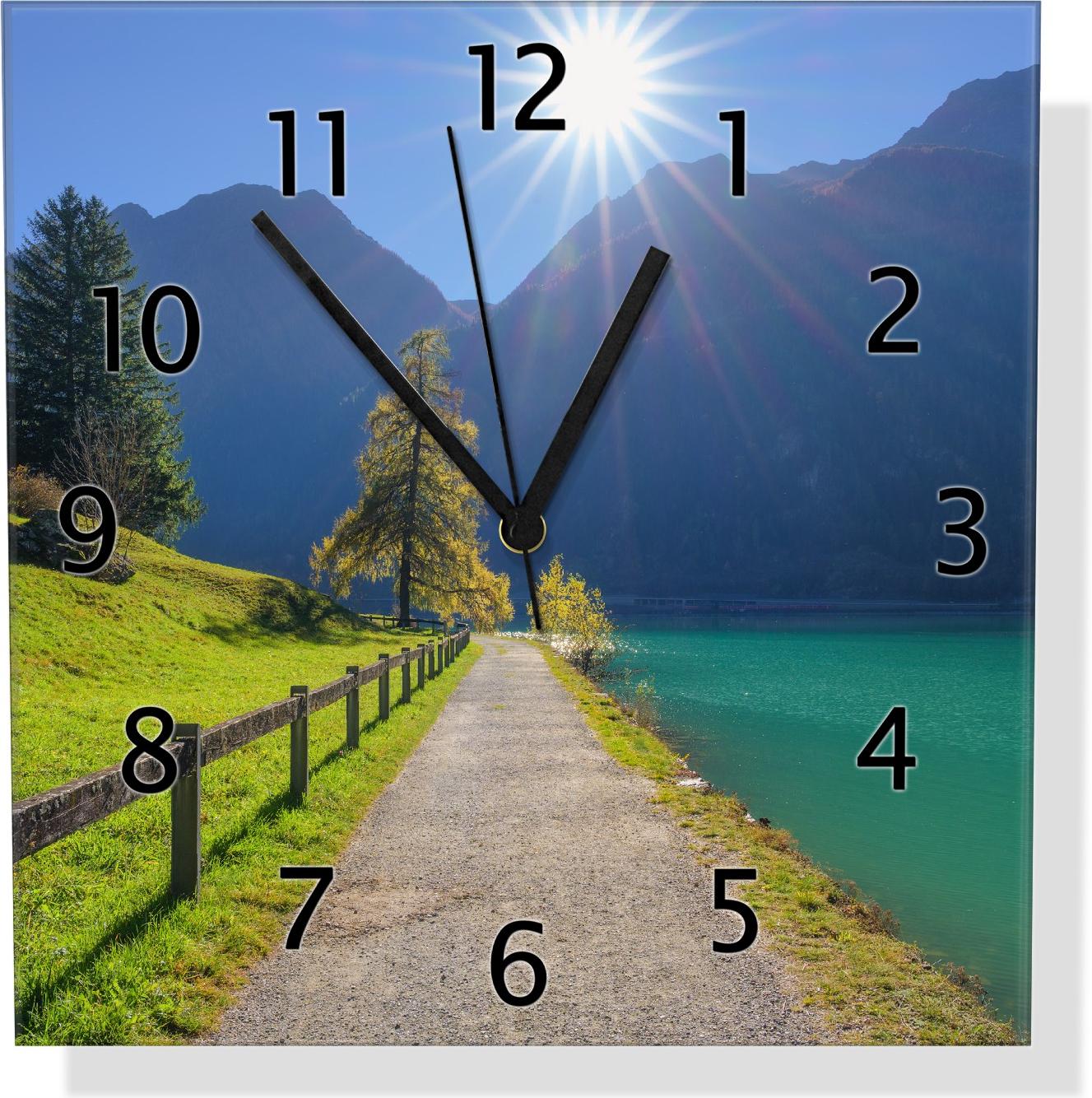 Wallario Design Wanduhr Uferweg am Bergsee aus Echtglas, Größe 30 x 30 cm gugs5956-3030