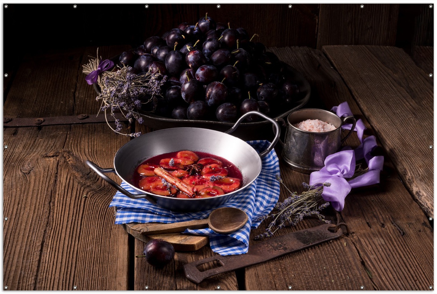 Wallario XXL Outdoor-Poster für Garten oder Balkon, Motiv Frisches Pflaumenkompott mit Gewüzen, in ca. 300 x 200 cm goban5325-300200
