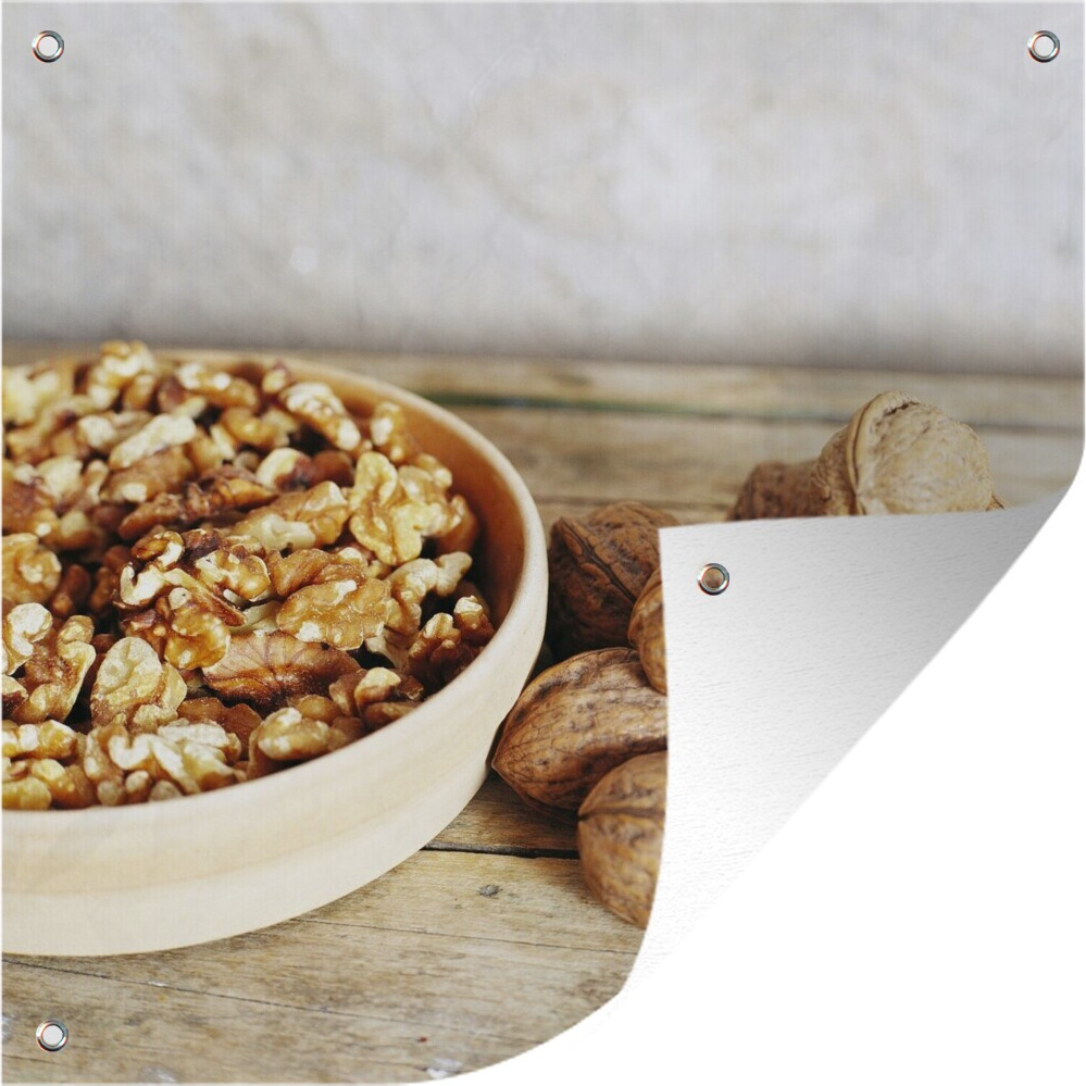 MuchoWow® 50x50 cm Outdoor-Poster Gartendeko Sichtschutz Garten Poster für den Garten Ganze und geknackte Walnüsse auf einem Holztisch 133|1303955