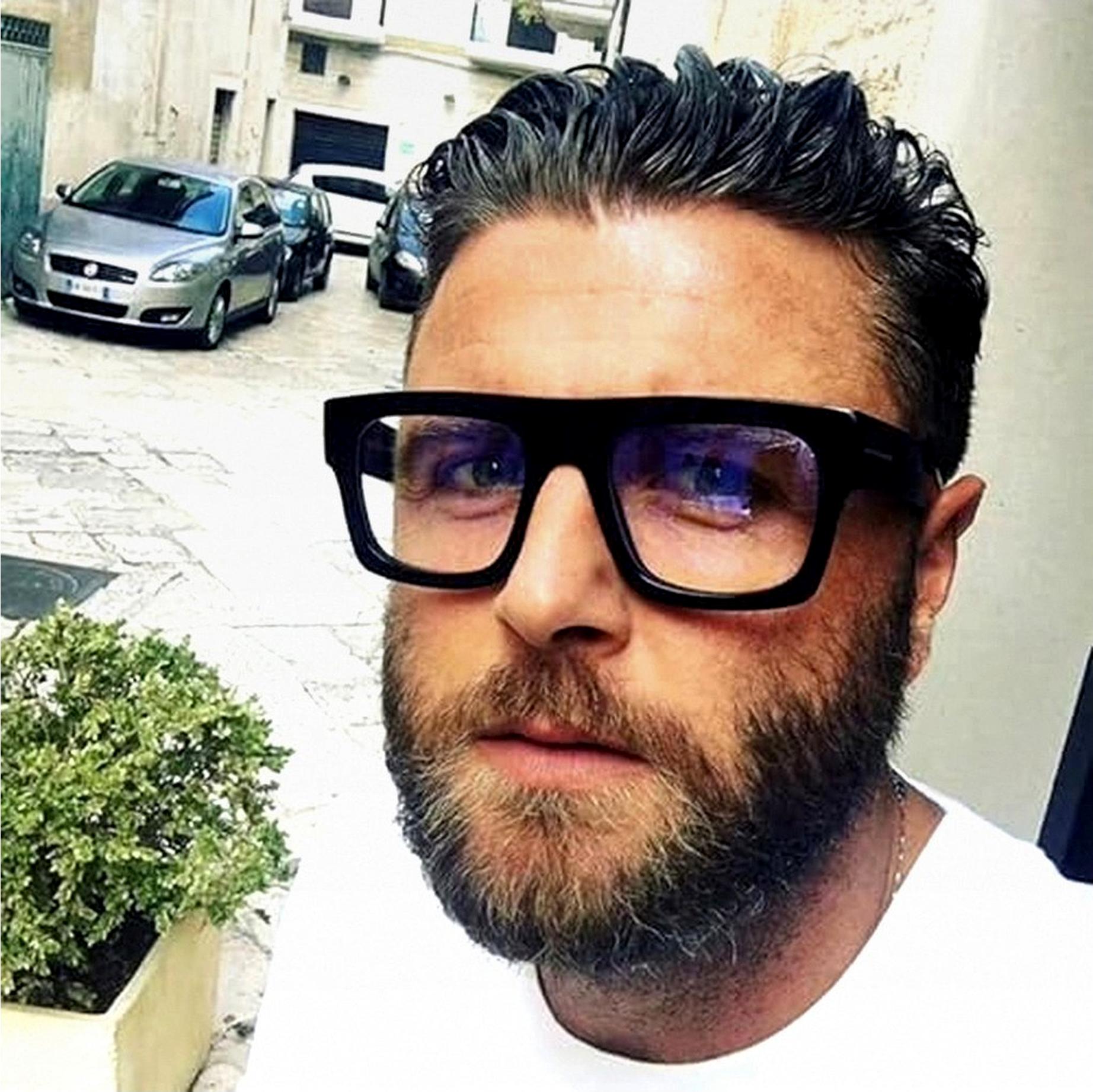 Markenlos Stilvolle quadratische nicht verschreibungspflichtige Brille mit flacher Oberseite und großen klaren Gläsern