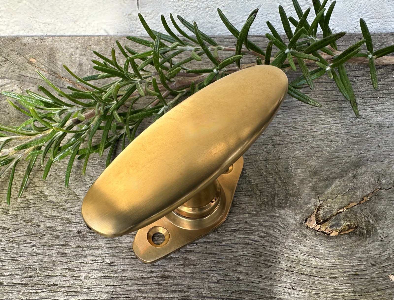 Antikas Fenstergriff in Messing Patiniert - Fensterolive, Fensterbeschläge - 8,5x5,0 cm