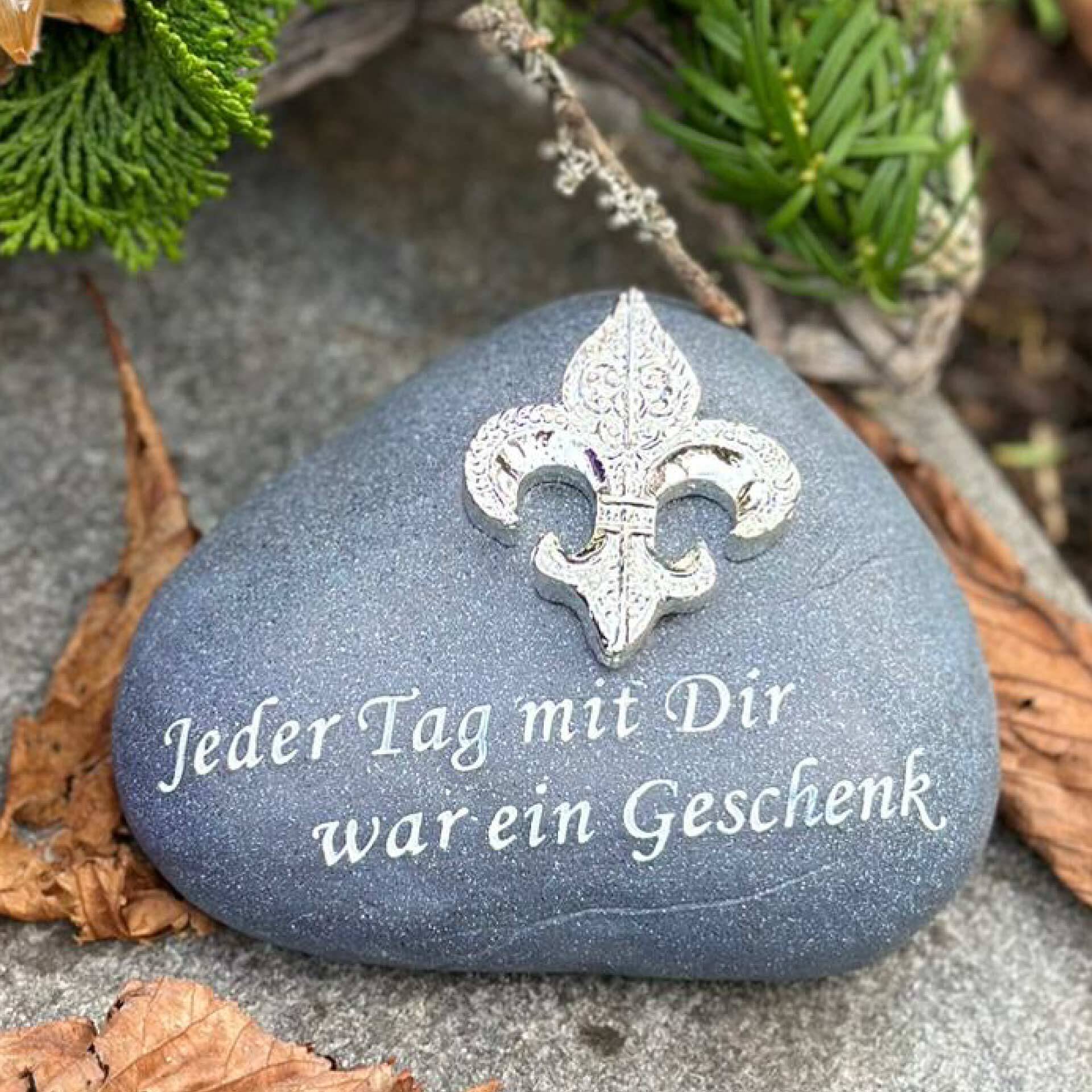 eberin · Großer Gedenkstein mit Motiv "Lilie" und Spruch "Jeder Tag mit Dir war ein Geschenk" · Anthrazit