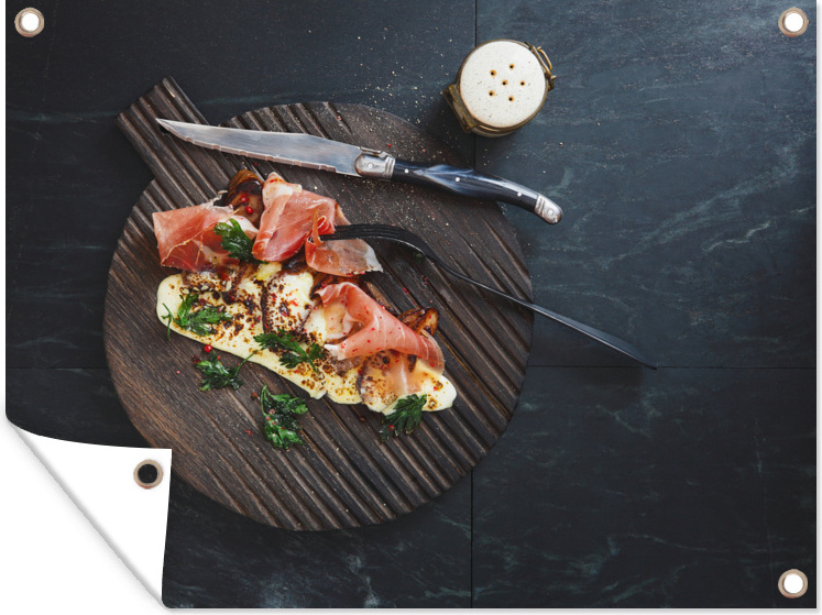 MuchoWow® 80x60 cm Outdoor-Poster Gartendeko Sichtschutz Garten Poster für den Garten Der Prosciutto mit Steinpilzen und Käse auf einem Schneidebrett 133|1347232