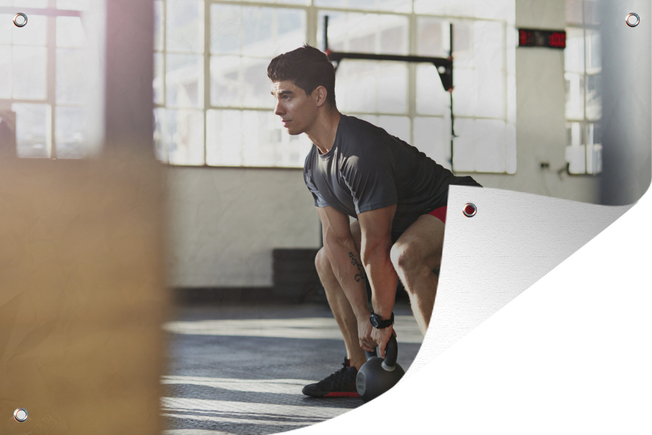 MuchoWow® 60x40 cm Outdoor-Poster Gartendeko Sichtschutz Garten Poster für den Garten Ein Sportlehrer hebt eine Kettlebell im örtlichen Fitnessstudio 133|1346684