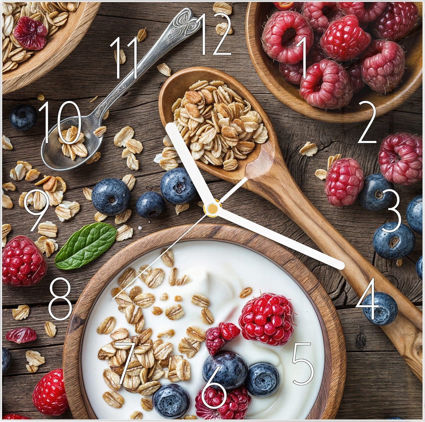 Primedeco Wanduhr aus Glas mit Motiv Beeriges Müsli- 30 x 30 cm - inkl. Aufhängesystem