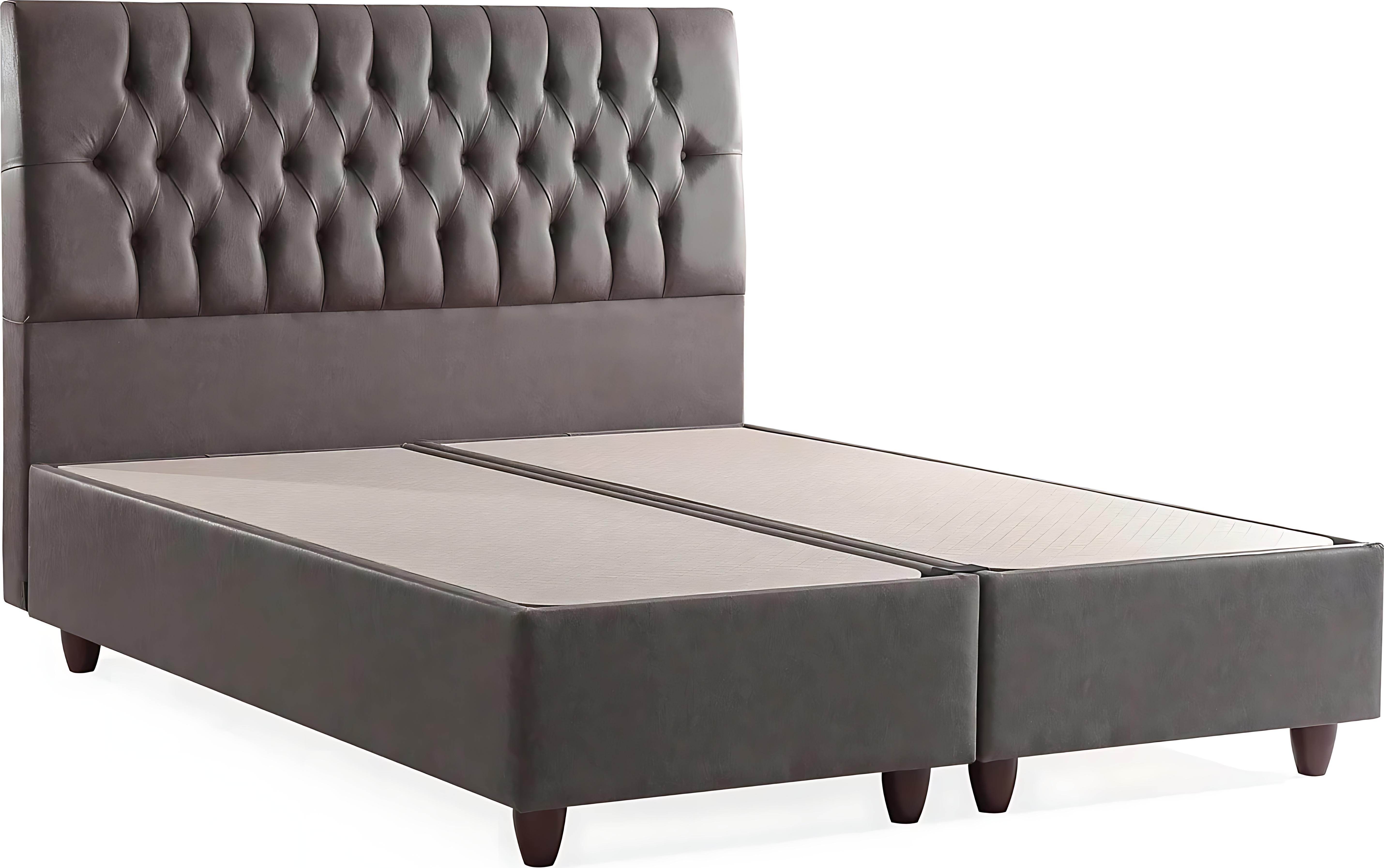 AEA Die weiche Kontur des Bett mit Matratze schafft eine sanfte Atmosphäre.