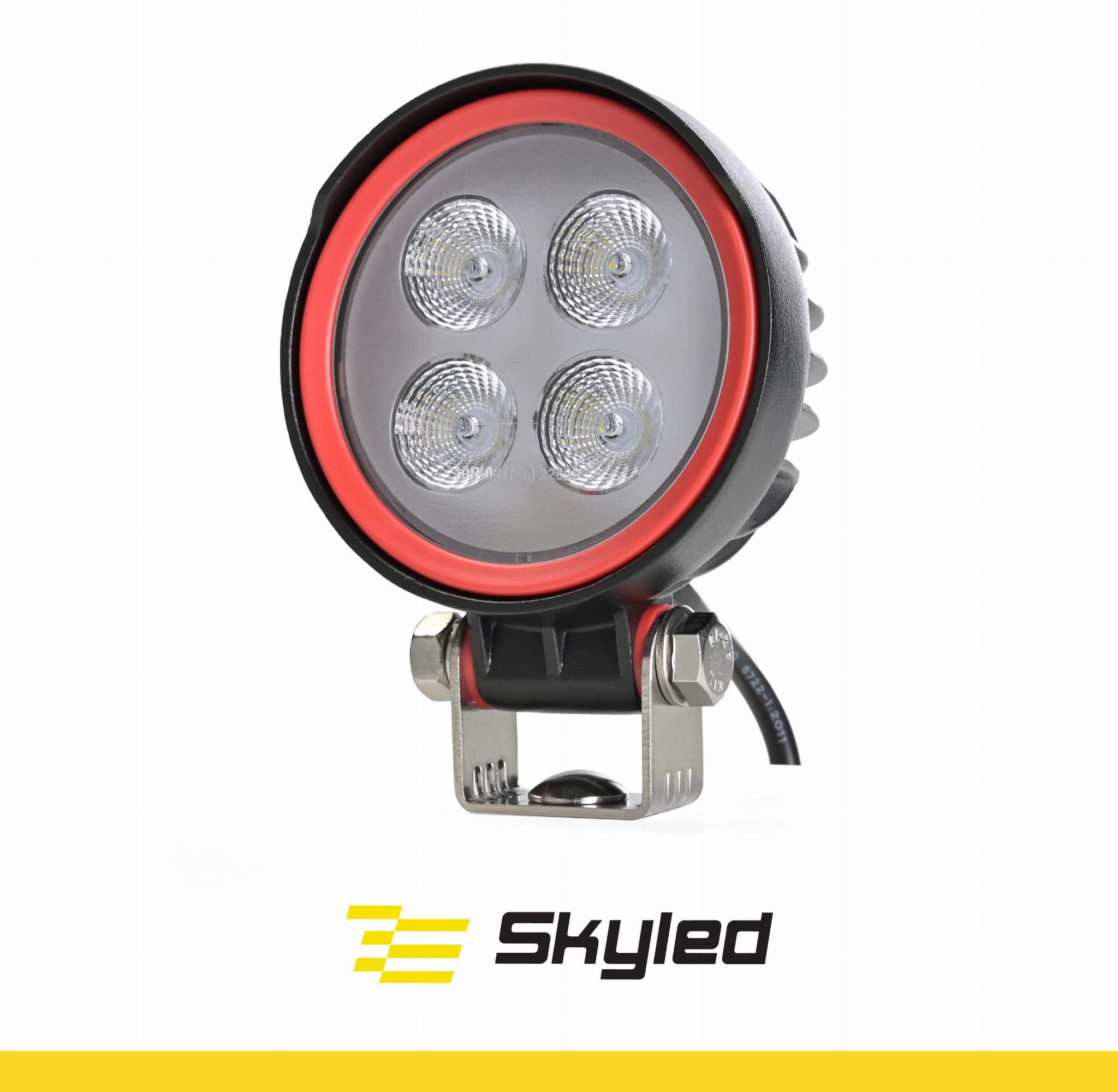 SKYLED RED LINE LED Arbeitsscheinwerfer Rund 12W 9-32V (12/24V) 1080 Lm ADR Zulassung Nahbereich Flutlicht IP69K R10 Design LKW Traktor Bagger Offroad Forstwirtschaft 13SL50552