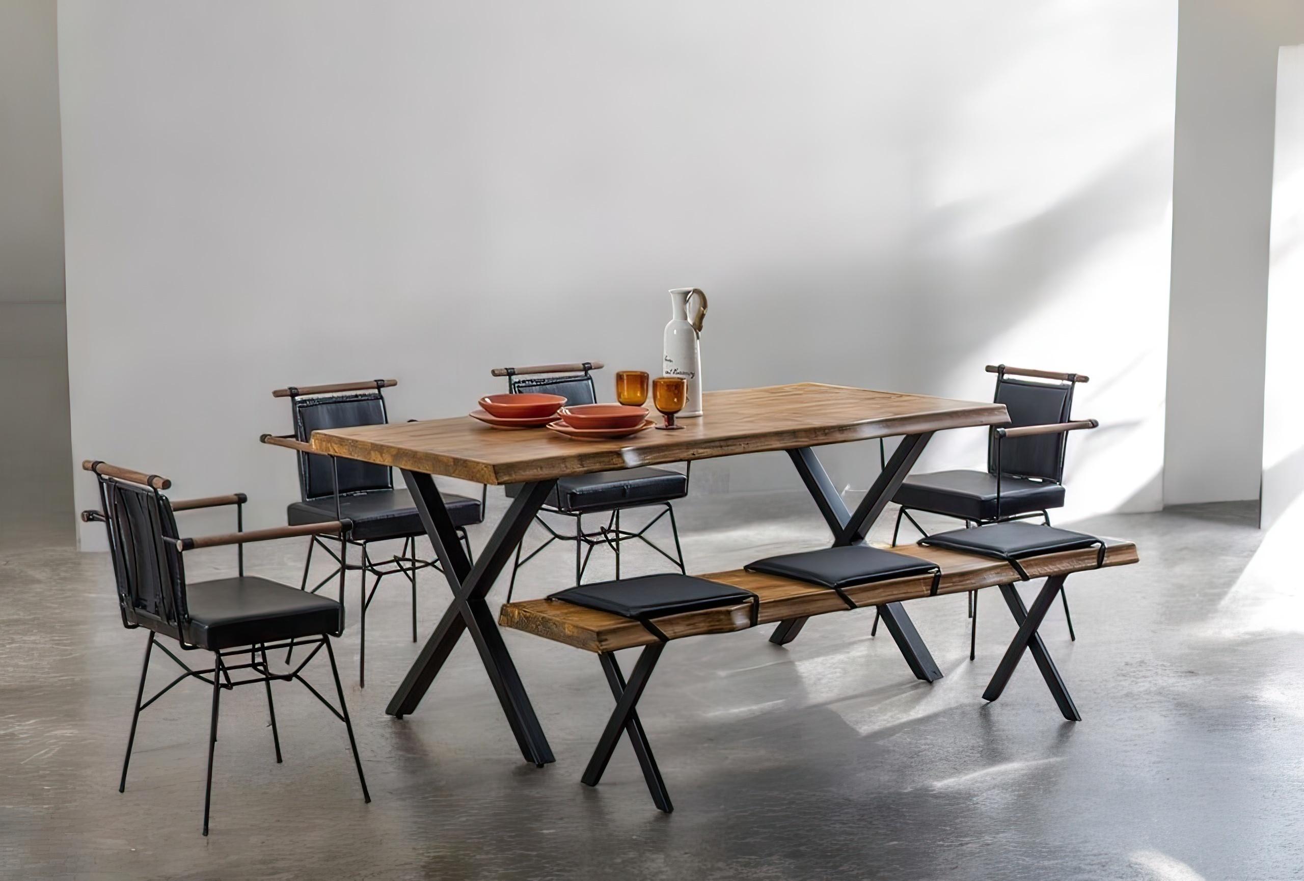Rechteckiger Esstisch mit Holzplatte und schwarzem X-förmigem Metallgestell