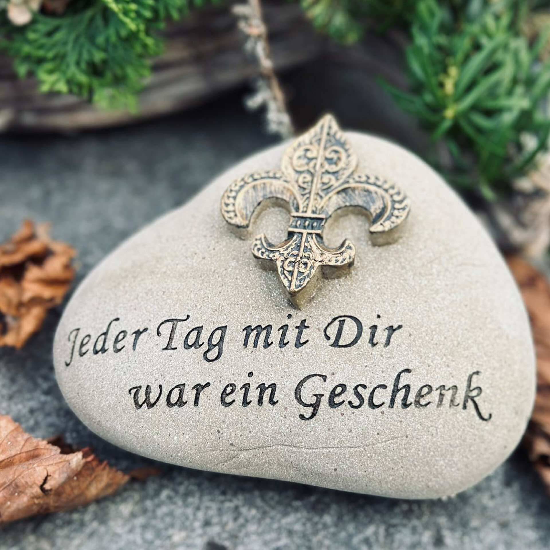 eberin · Großer Gedenkstein mit Motiv "Lilie" und Spruch "Jeder Tag mit Dir war ein Geschenk" · Sandfarbig