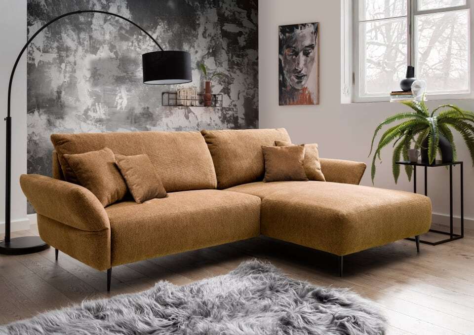 Ecksofa Vardo von Benformato | Mikrofaser mit verstellbaren Armlehnen und beidseitiger Montage | Farbe: Curry