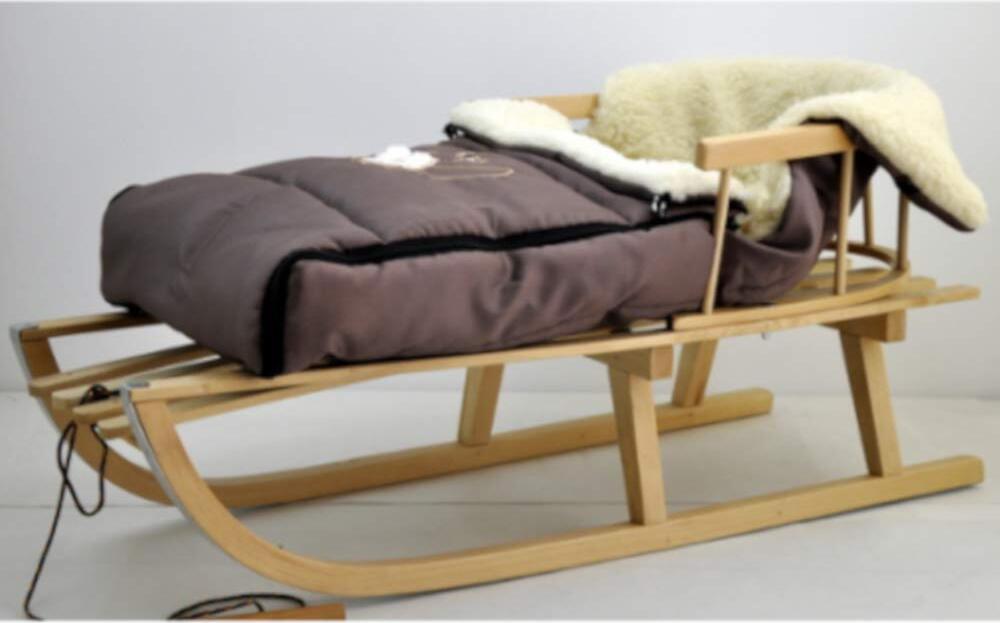 Goldkids Holzschlitten Kinderschlitten aus Buchenholz Rückenlehne inkl. Zugseil + Winterfußsack Schlittensack 40 x 90 cm Fußsack Schlitten Kinderwagen Braun