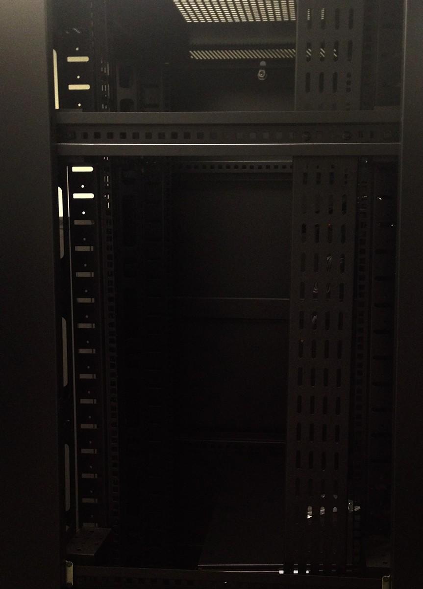 DSIT 47 HE vertikale Kabelführungsleiste DS-CABLETRAY-47U-30