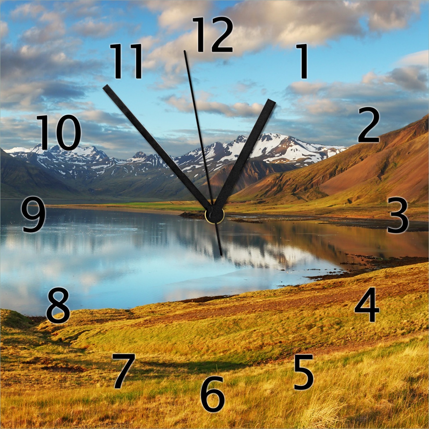 Wallario Design Wanduhr Bergpanorama mit Spiegelung im See aus Echtglas, Größe 30 x 30 cm gugs0692-3030