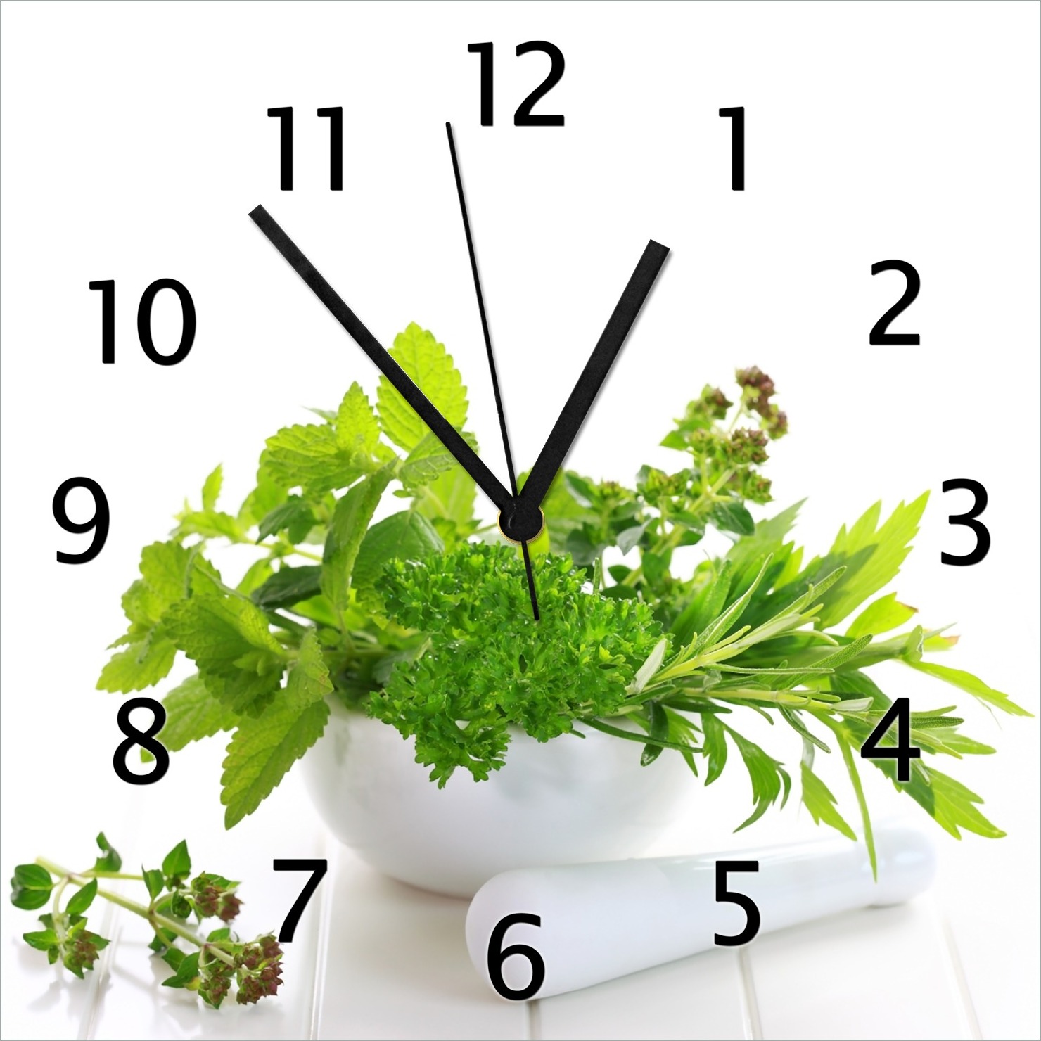 Wallario Design Wanduhr Welt der Kräuter - verschiedene Kräuter in einem weißen Mörser aus Echtglas, Größe 30 x 30 cm gugs5045-3030