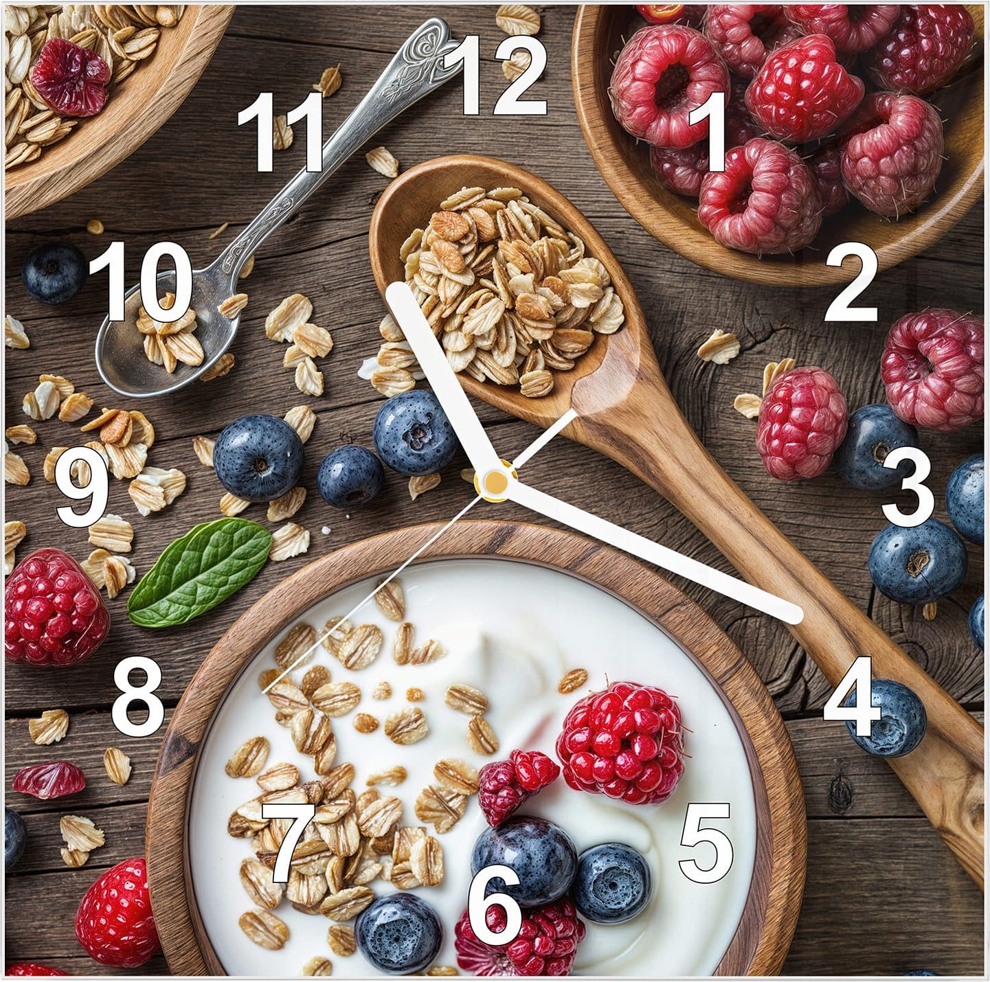 Primedeco Wanduhr aus Glas mit Motiv Beeriges Müsli- 30 x 30 cm - inkl. Aufhängesystem