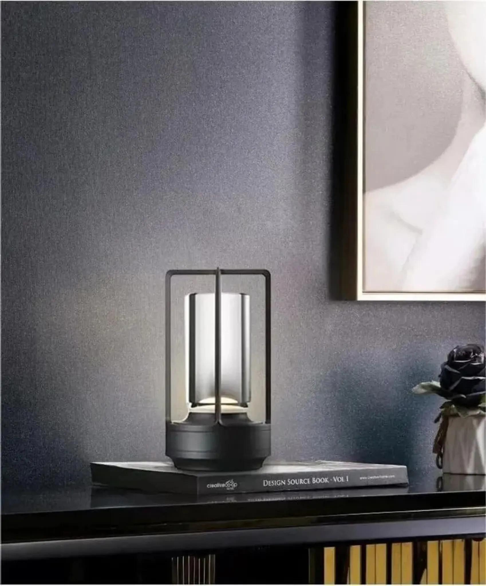 Traumheim Tragbare Metall-Tischlampe für Innen/Außen, Wiederaufladbare Kabellose LED-Lampe, 3-Farben Stufenlos Dimmbar,Restaurant/Schlafzimmer/Bar/Campinglicht