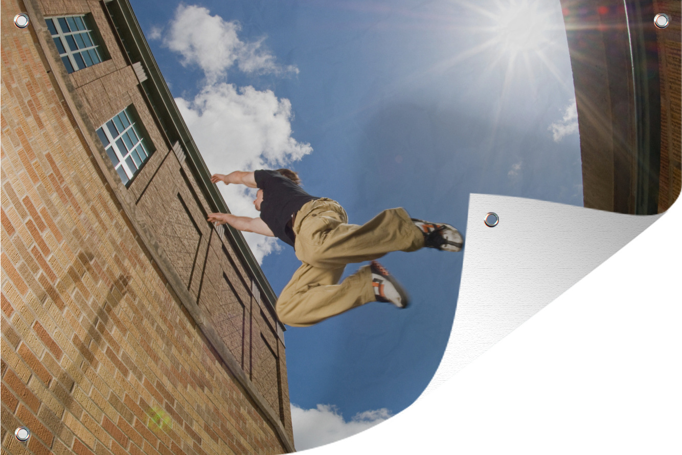 MuchoWow® 90x60 cm Outdoor-Poster Gartendeko Sichtschutz Garten Poster für den Garten Junger Mann übt Parkour 133|1336917