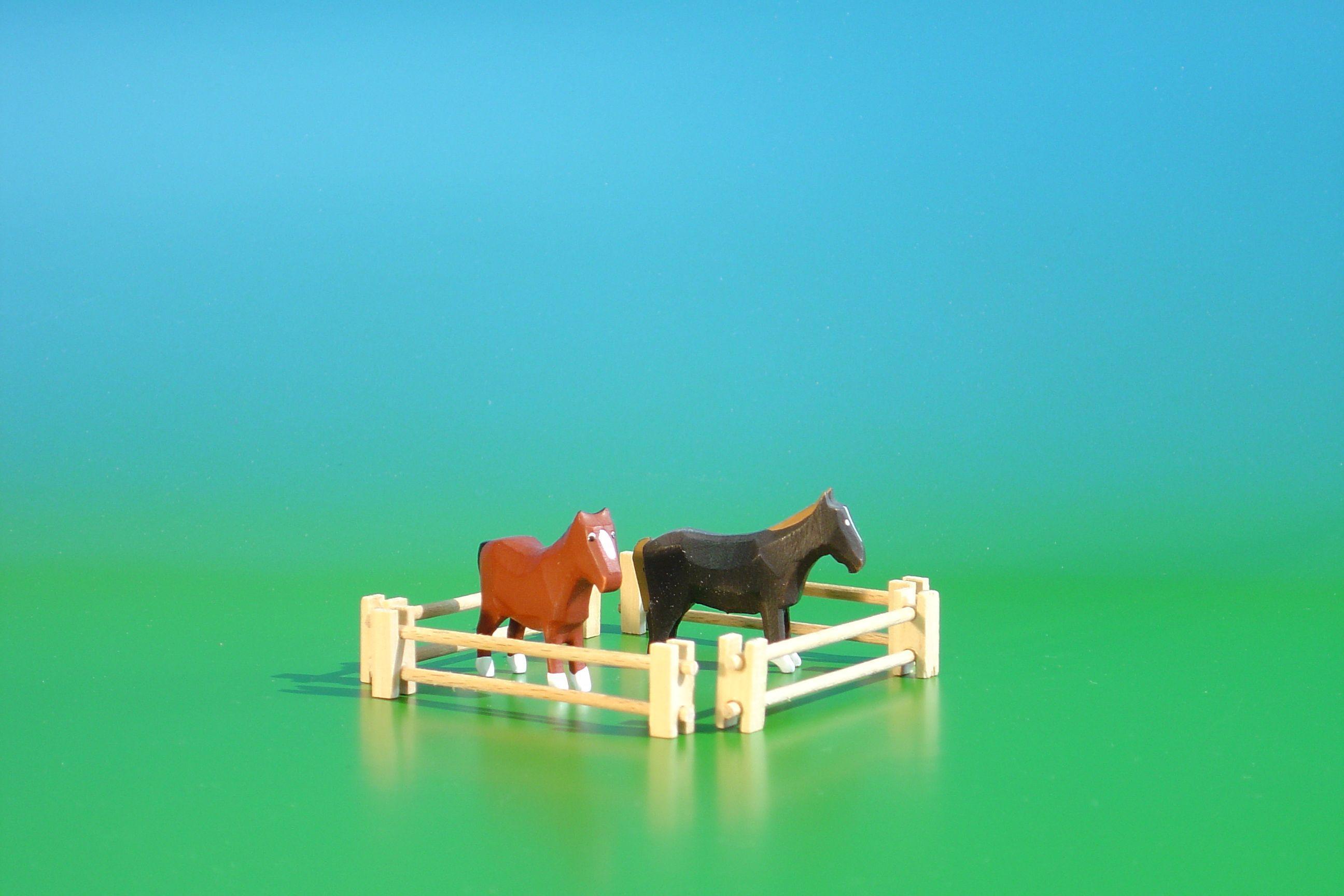 Volker und Heiko FlathErzgebirgische Volkskunst Holzfiguren Pferde mit Zaun Höhe 3cm NEU 154/10