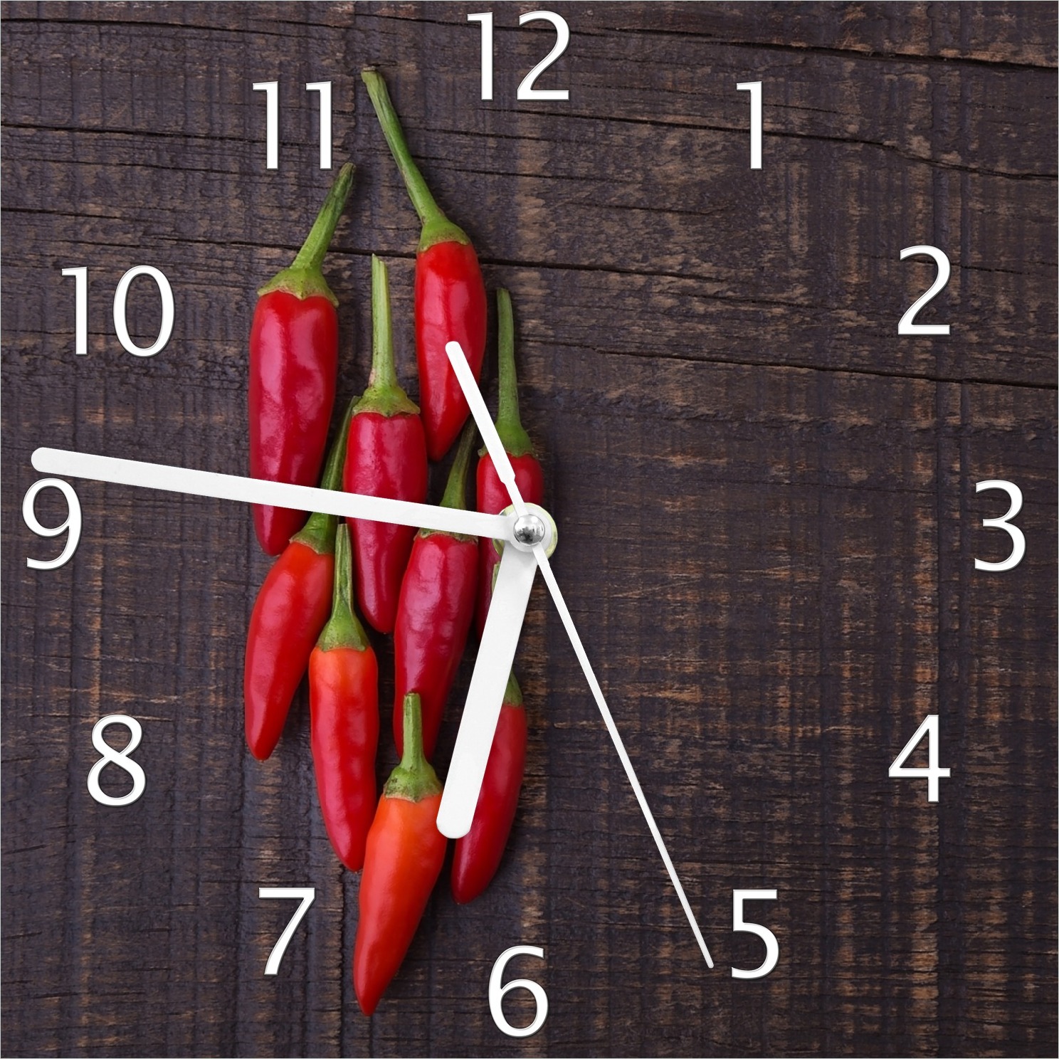 Wallario Design Wanduhr Rote Paprikaschoten auf einem dunkelbraunem Holzbrett aus Echtglas, Größe 20 x 20 cm guk5052-2020