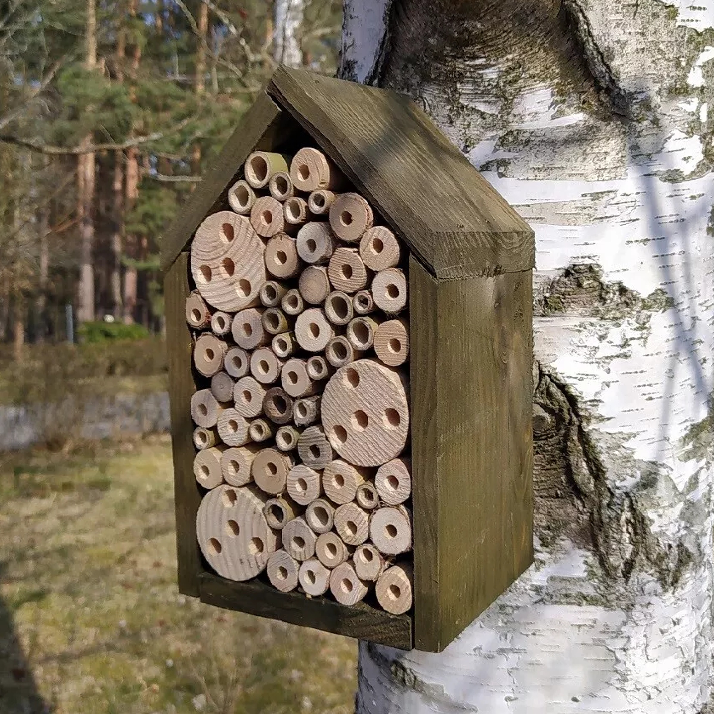 MIKONI Insektenhaus | Dunkelgrün | 28 x 17 x 13 cm | Insektenhotel Bienenhaus Winterquartier Biene Nistkasten Brutkasten Schutz für Bienen Marienkäfer