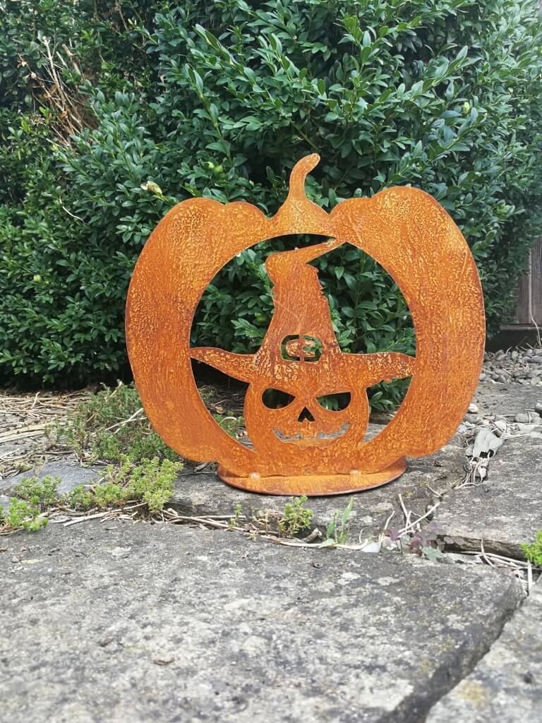 Dekoramia Edelrost Halloween Kürbis mit Fratze und Hut, auf Platte
