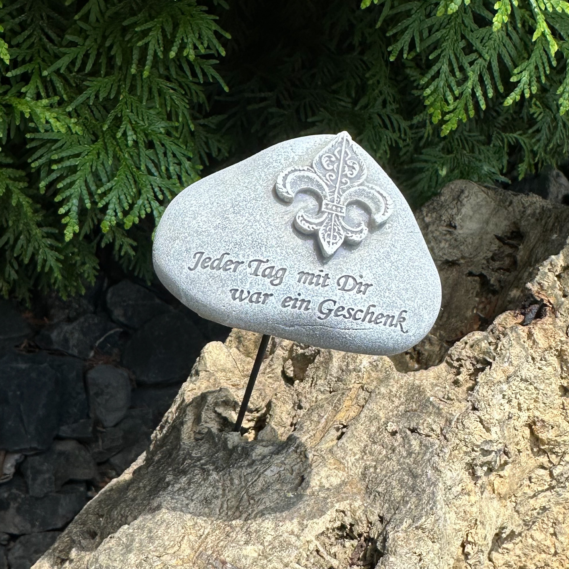 eberin · Friedhof Gedenkstein/Trauerstein/Spruchstein für das Grab · Trauersteine mit Motiv + Sprüchen zum Stecken · grau antik (Motiv Lilie)