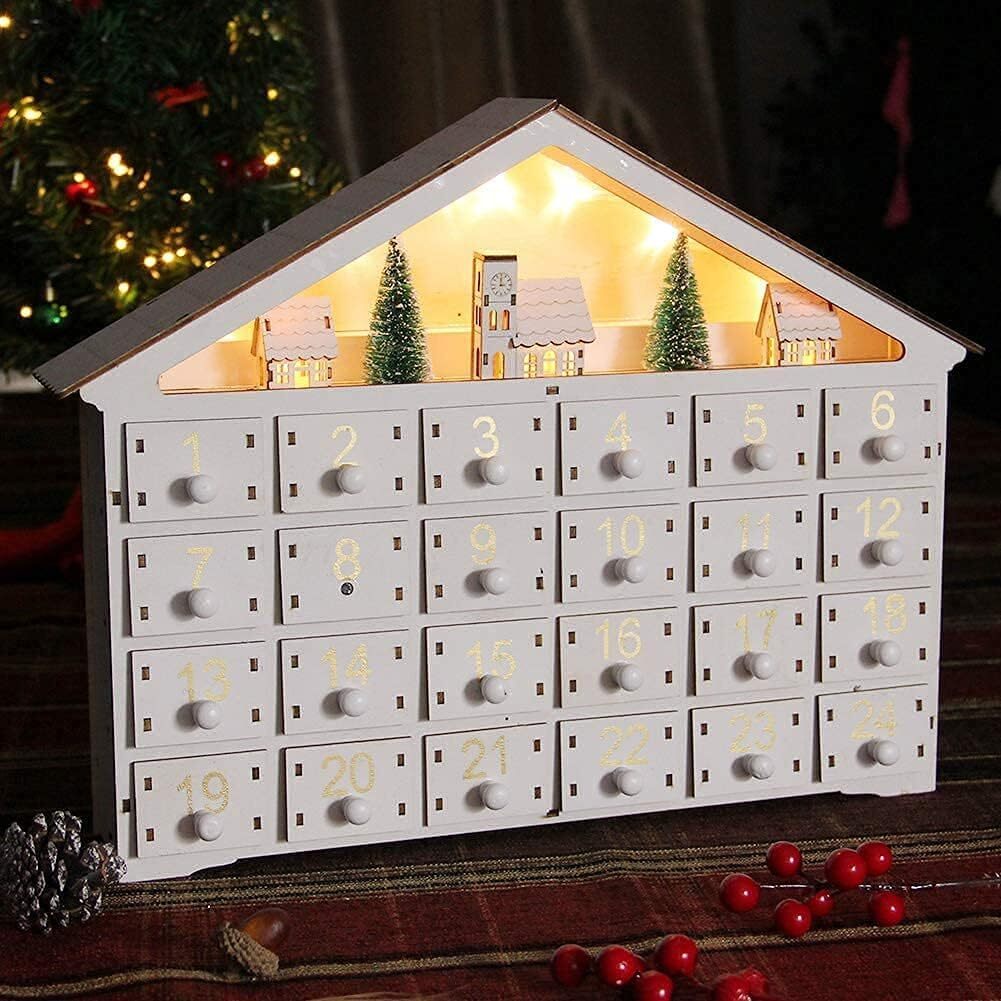 LED adventný kalendár 24 dní Zdobený domčekom s vianočným stromčekom a LED svetlami, osvetlený biely drevený kalendár s odpočítavaním do Vianoc,