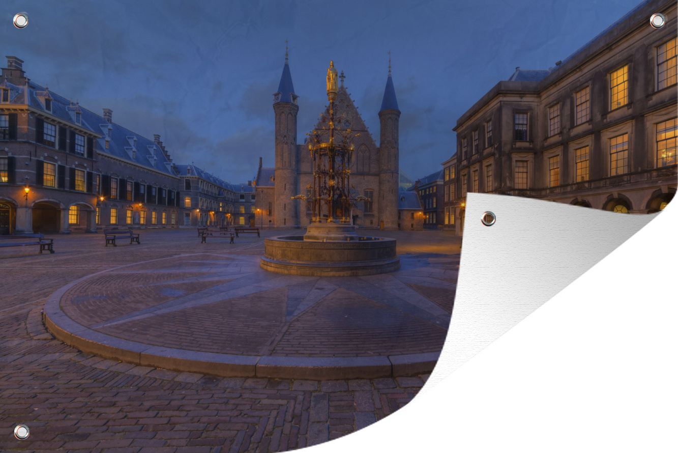 MuchoWow® 60x40 cm Outdoor-Poster Gartendeko Sichtschutz Garten Poster für den Garten Brunnen auf dem Binnenhof in Den Haag am Abend 133|1331820