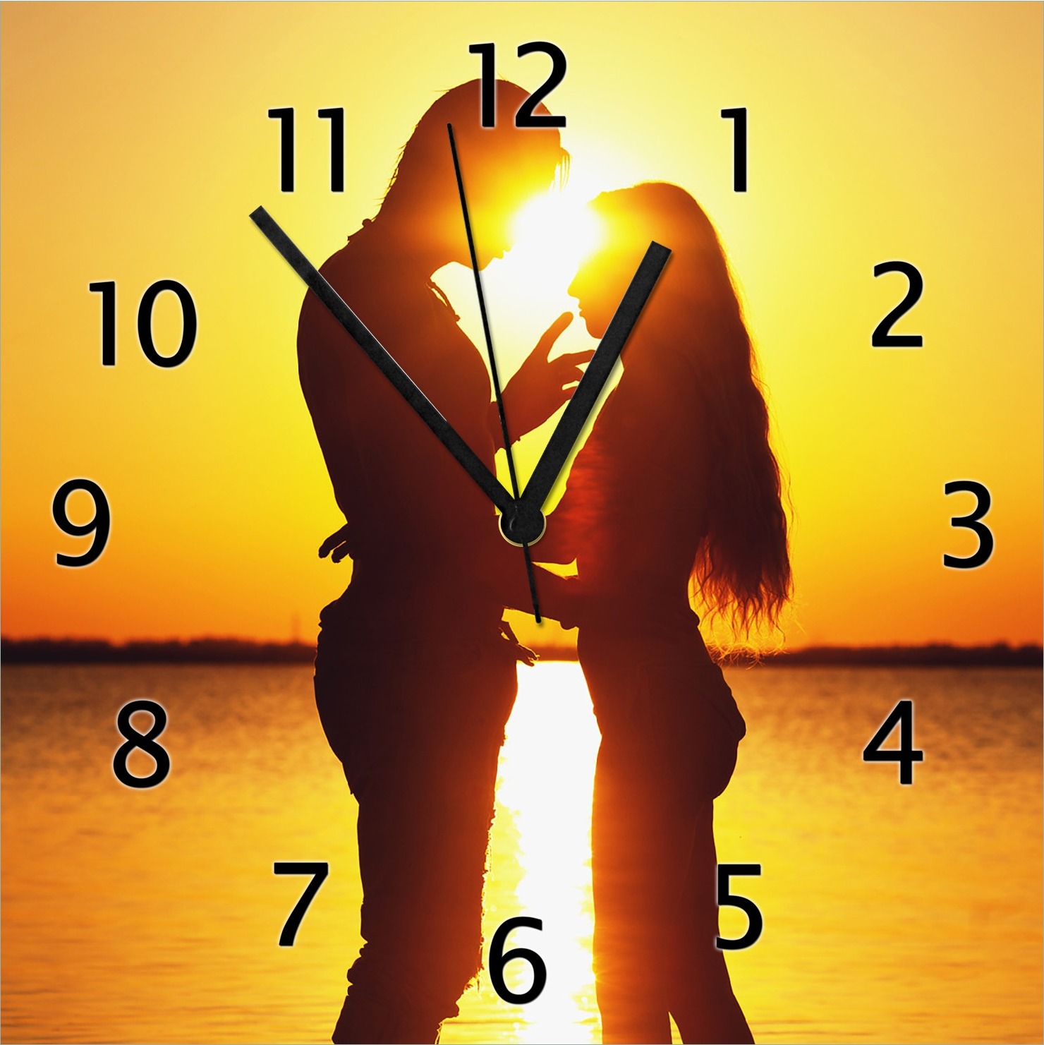 Wallario Design Wanduhr Liebespaar im Sonnenschein aus Echtglas, Größe 30 x 30 cm gugs0441-3030