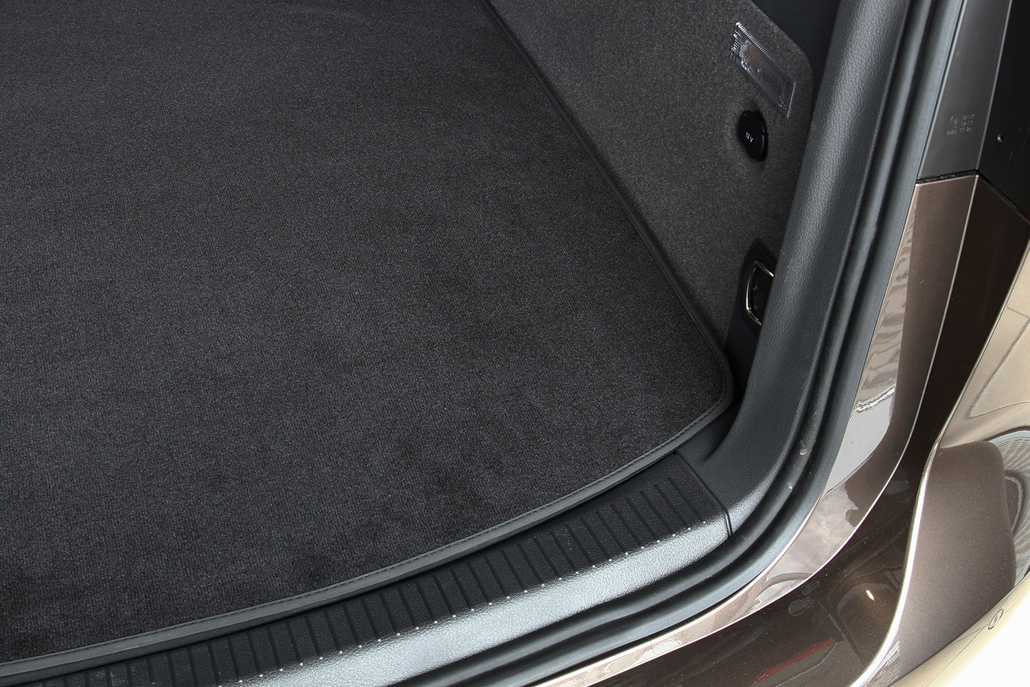 2-teilige Kofferraummatte mit Ladekantenschutz für VW Golf 7 Kombi