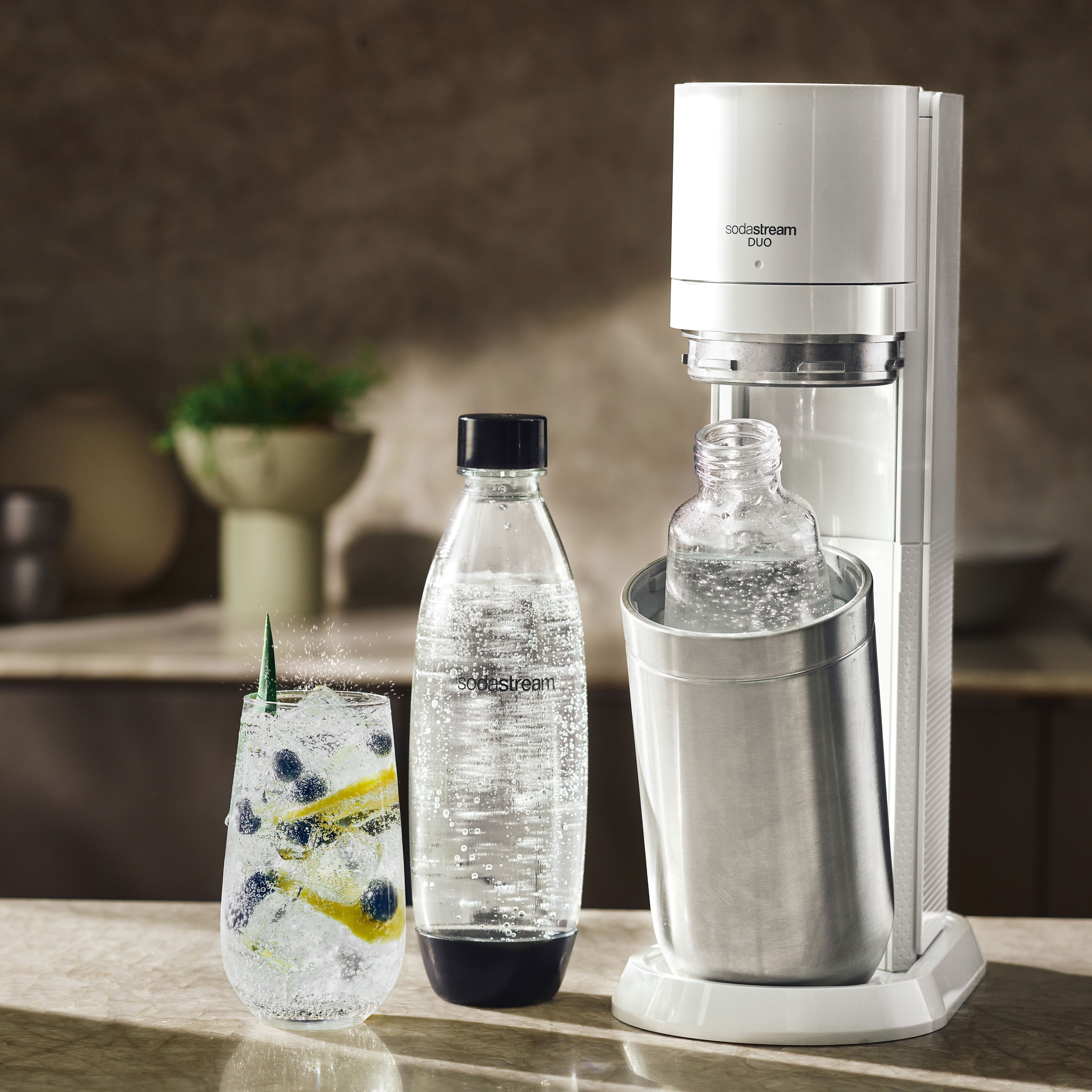 SodaStream E-Duo, Elektrischer Wassersprudler mit CO2-Zylinder, Glasflasche  und 2X 1L spülmaschinenfeste Kunststoff-Flasche, Höhe: 44cm, Farbe: Titan