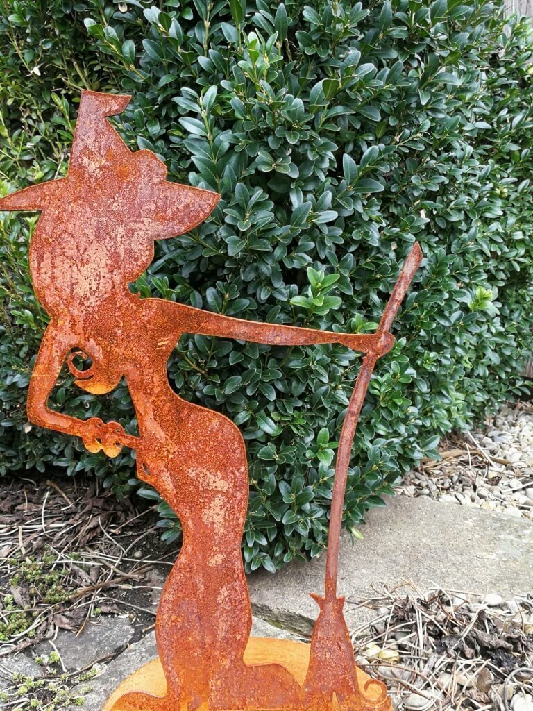 Metalldekoration Walser Edelrost Hexe Minerva, mit Armreifen