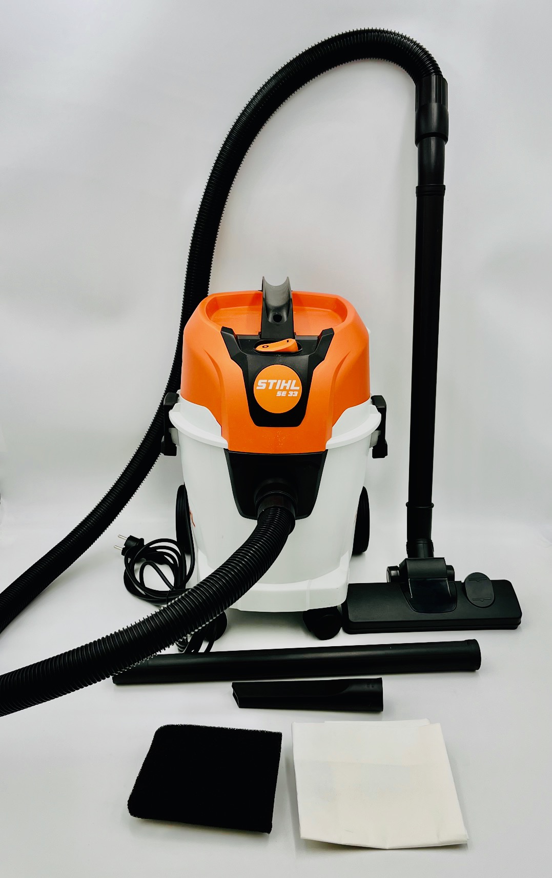 STIHL SE 33 Vysávač na mokré a suché vysávanie 1400 W, 12 l, s funkciou fúkania