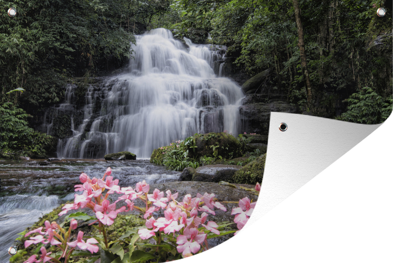 MuchoWow® 120x80 cm Outdoor-Poster Gartendeko Sichtschutz Garten Poster für den Garten Rosa Löwenmäulchenblüten wachsen vor einem Wasserfall im Phu Hin Rong Kla-Nationalpark. 133|3746353
