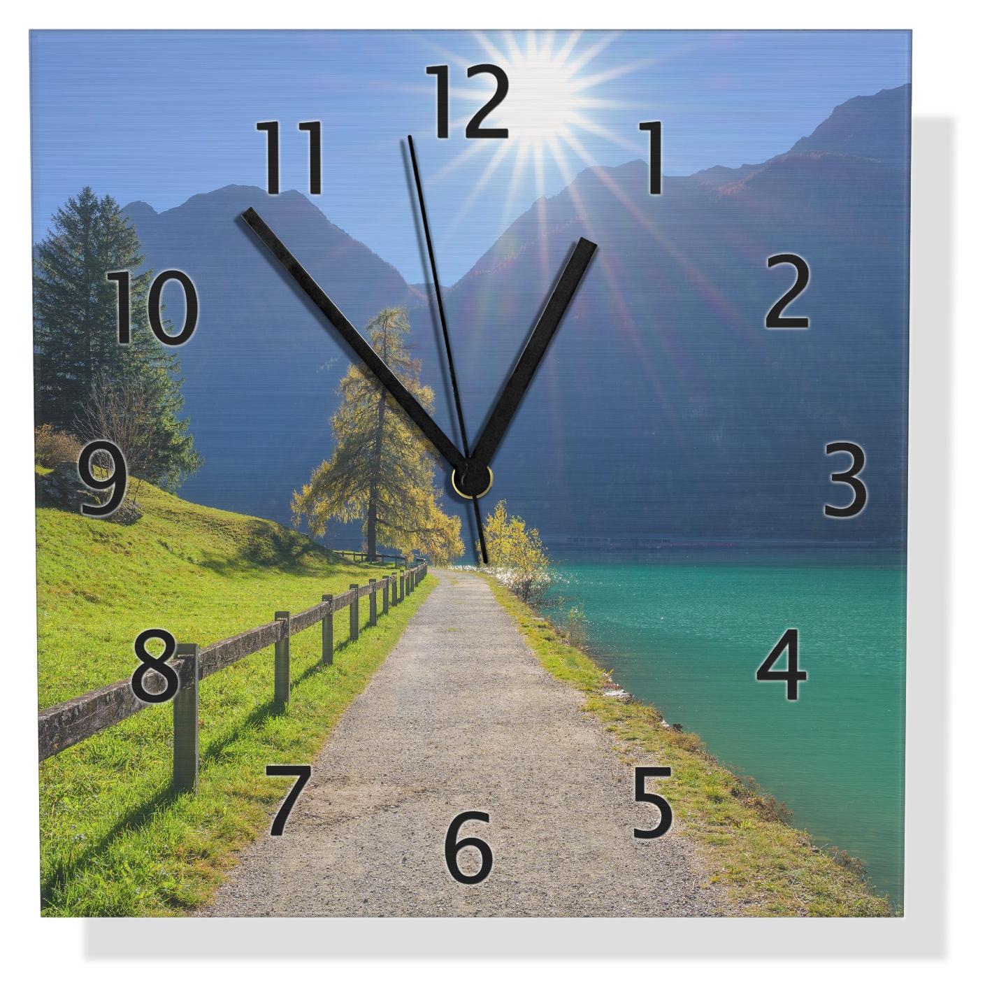 Wallario Design Wanduhr Uferweg am Bergsee aus Aluverbund, Größe 30 x 30 cm uds5956-3030
