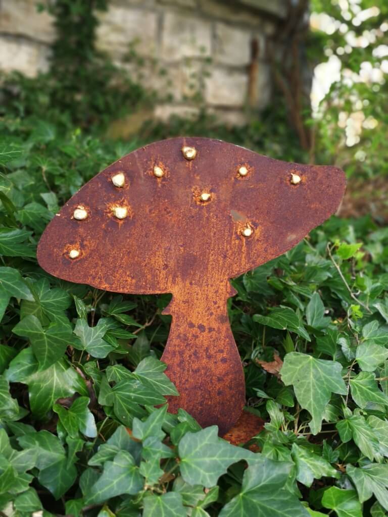 Saremo Edelrost Pilz mit Goldpunkten, schräge Kappe
