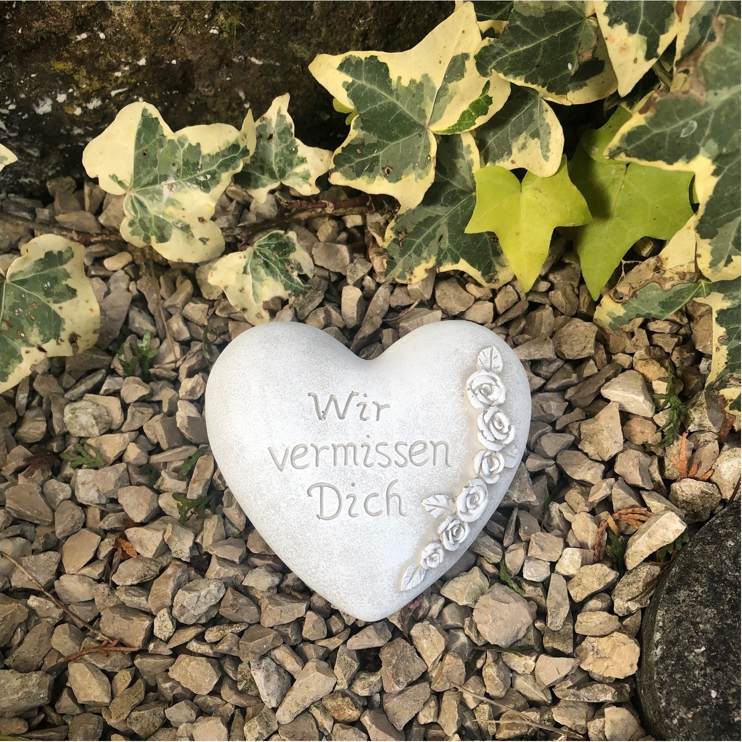 AS Grabschmuck Grabherz Gedenkstein - Wir vermissen Dich - Grabschmuck Grabdeko Trauerherz 10cm , Handarbeit - Handbemalt