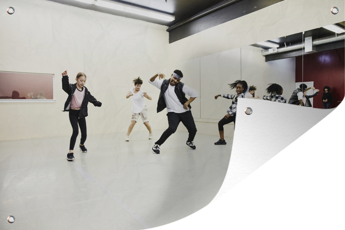 MuchoWow® 90x60 cm Outdoor-Poster Gartendeko Sichtschutz Garten Poster für den Garten Hip-Hop-Gruppe übt Tanz im Tanzstudio 133|1347590