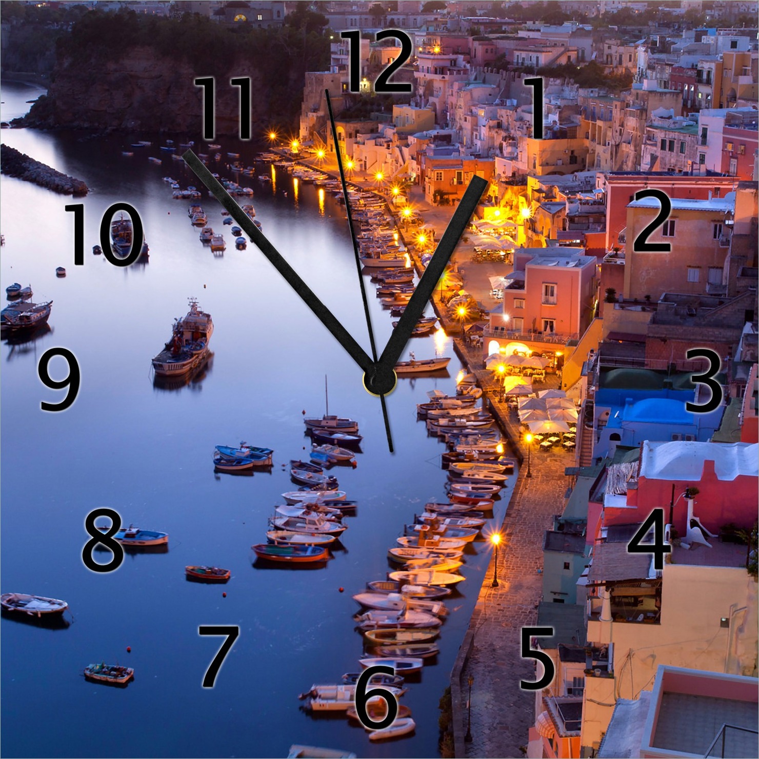 Wallario Design Wanduhr Hafen bei Nacht - Italien hell erleuchtet aus Echtglas, Größe 30 x 30 cm gugs0593-3030