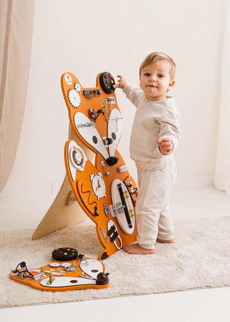 Lernspielzeug – Tablica Manipulacyjna Lisek Hubert Marzyciel | Personalisierbar | Förderung der Motorik und Kreativität | Geeignet ab 3 Jahren | Sicherheits nach PN-EN 71-1 & PN-EN 71-2 | Foxy Family Activity Board Fox Nina + Ständer – Spiel‑ & Lerntafel mit Beweglichen Elementen, Safari‑Design,Holz, CE Norm