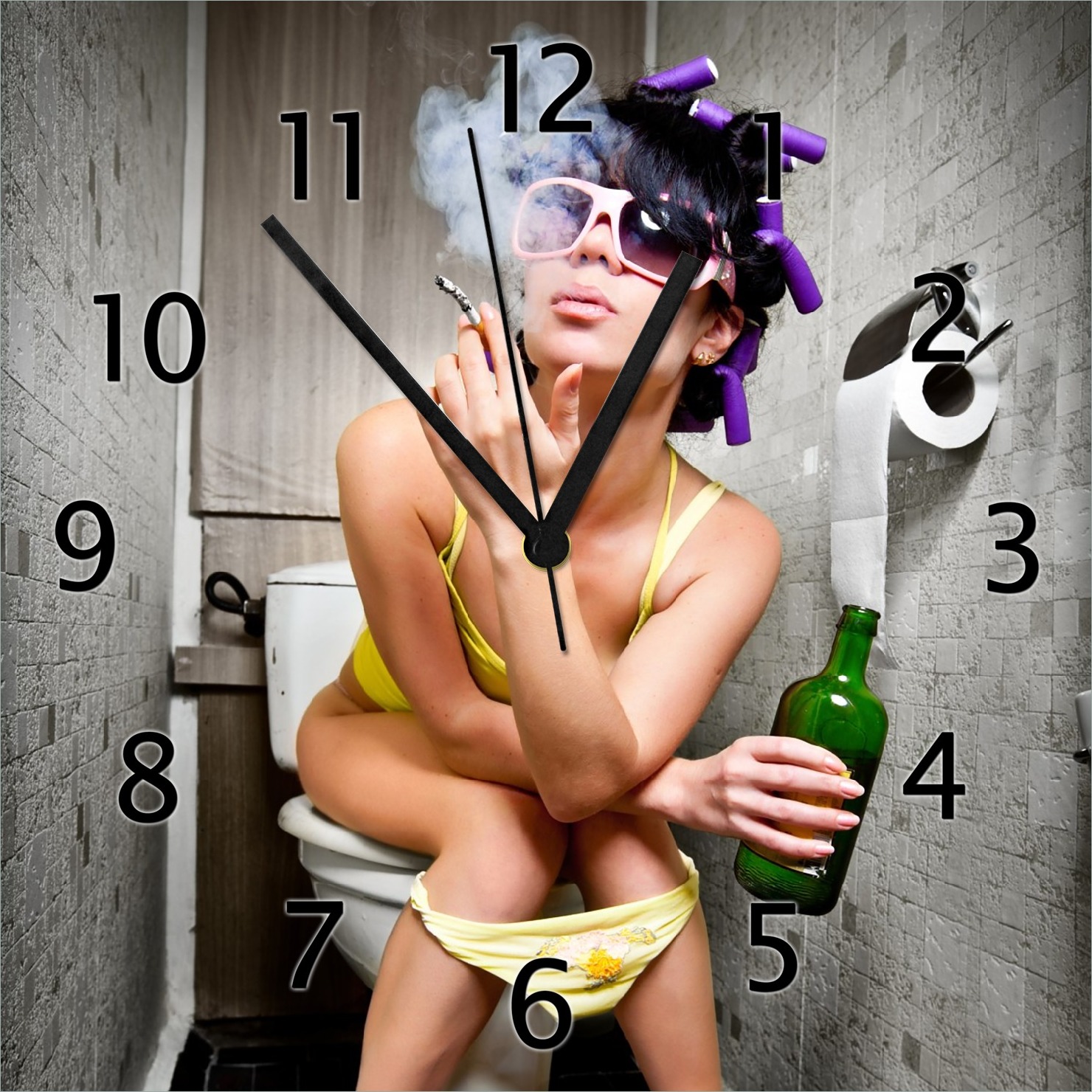 Wallario Design Wanduhr Kloparty - Sexy Frau auf Toilette Zigarette & Schnapsflasche - farbig aus Echtglas, Größe 30 x 30 cm gugs5226-3030
