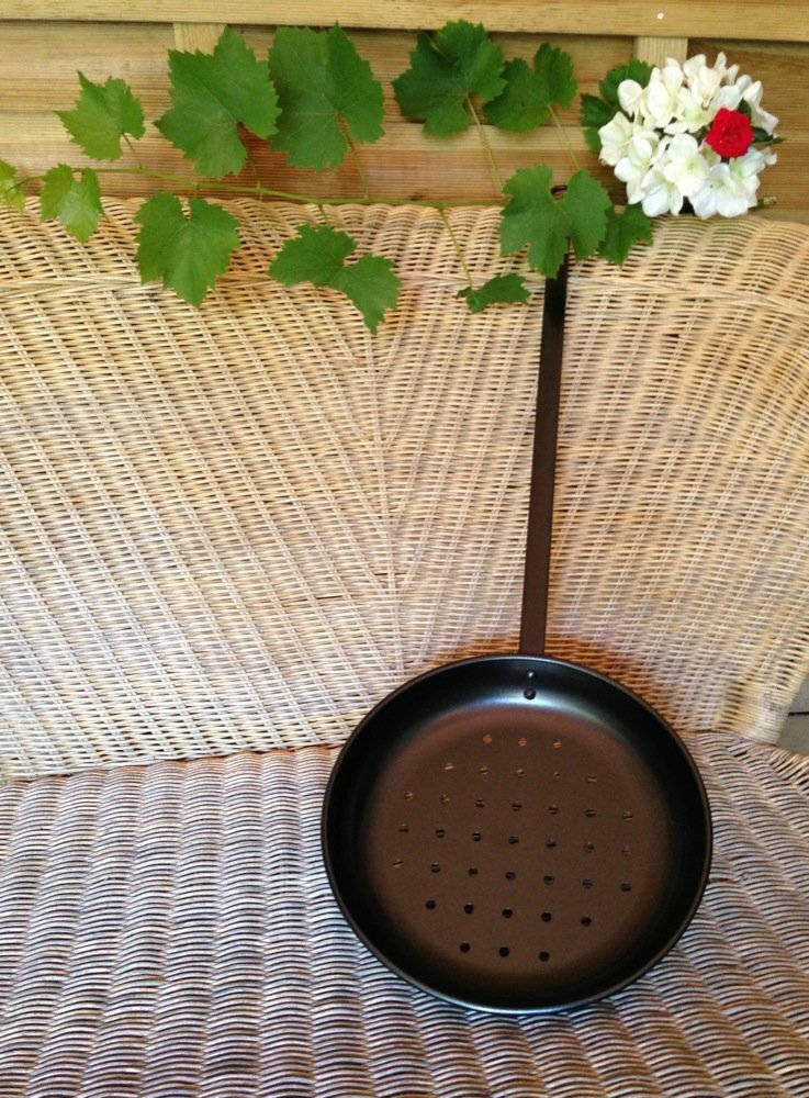 Antikas Röstpfanne für Edelkastanien, Esskastanien auf Feuer - Maronen Kastanien rösten