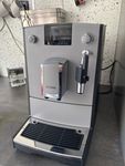 Die Kaffeemaschine ist sehr kompakt und einfach zu bedienen 