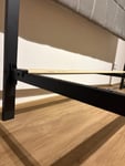 Das Bett ist von schlechter Qualität.