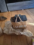 Sehr schlecht eingepackt mit irgendwelchen Papier, schmutzige Kaffeemaschine 